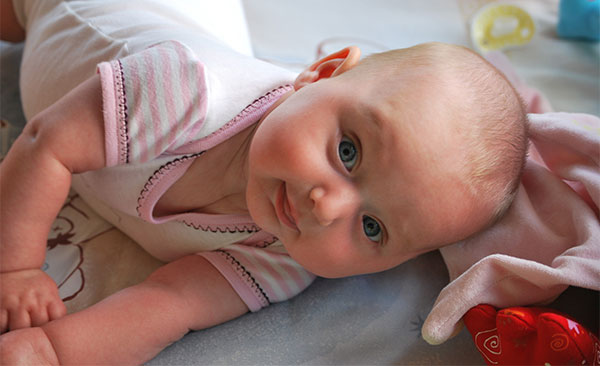 婴儿吐奶是怎么回事 如何缓解婴儿吐奶